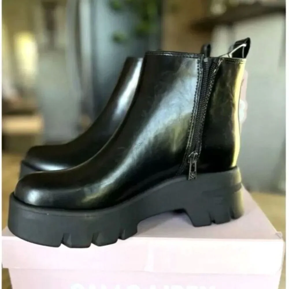 Women's Size: 7 Julia Booties Chelsea Upper w/ Chunky Bottom . Sam & Libby . New